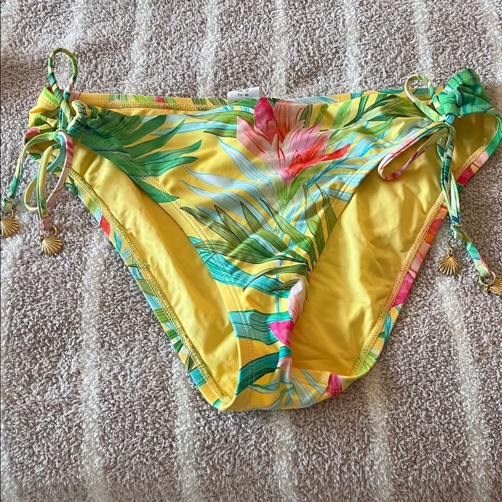 La Blanca Tropical Floral Bikini Set. Top size 6 Bottoms are size 8. - Picture 3 of 3